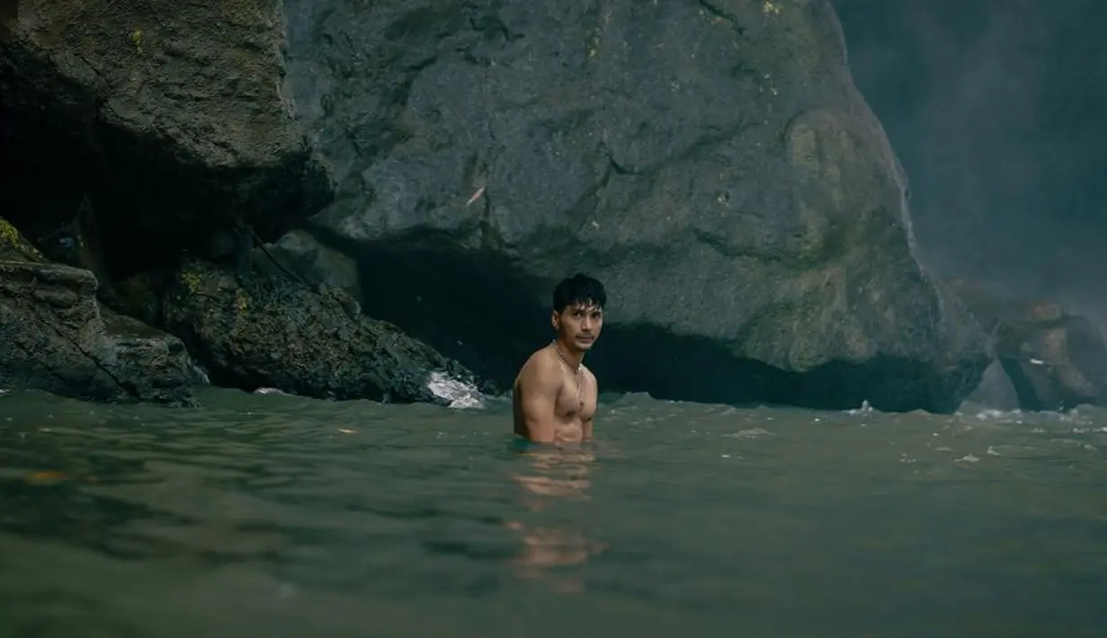 Foto lain menampilkan Rangga Nattra telanjang dada tengah berendam di sebuah perairan. Pose ini mengundang sejumlah pesohor melontar pujian. Netizen pun mengaku tak sabar menyaksikan Scandal 2. “Keren, keren!” cetus aktor Arya Vasco di kolom komentar. “Uh, tayang anet,” sahut Metha Zulia. “Eh mas tama sama mba cinta, gasabar nonton,” akun @doc*** menambahkan.