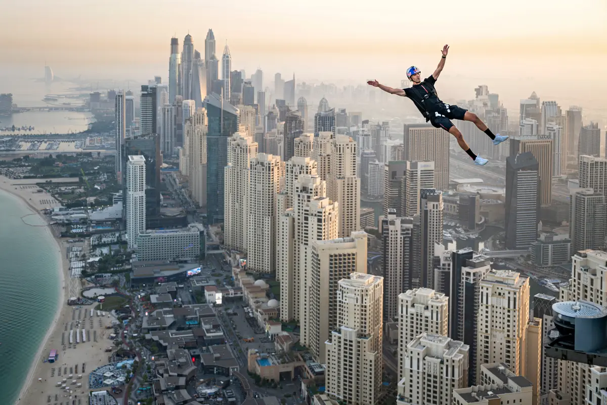 Brian Grubb Pecahkan Rekor Wakeskating dan BASE Jumping di Kolam Renang Tertinggi di Dunia