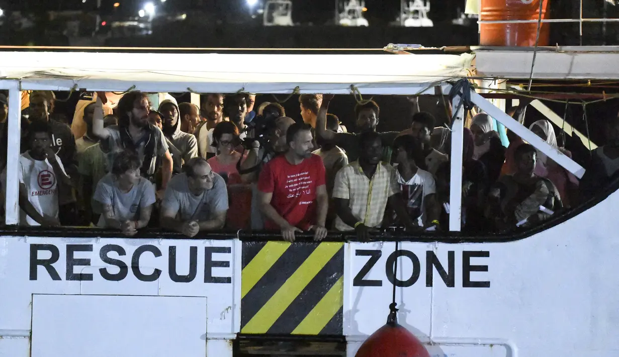 Kapal penyelamat Open Arms yang membawa imigran tiba di pulau Lampedusa di Sisilia, Italia selatan (20/8/2019). Sebelumnya permintaan untuk berlabuh di Italia ditolak, kapal Open Arms yang membawa imigran Afrika akhirnya diizinkan. (AP Photo/Salvatore Cavalli)