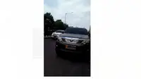 Viral di media sosial, seorang warga sipil diduga mengendarai mobil dengan plat nomor kendaraan dinas milik TNI AD