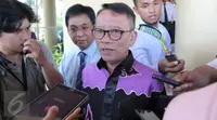 Dirjen Pajak Kemenkeu Ken Dwijugeasteadi memberi keterangan usai mendatangi Mabes Polri, Jakarta, Rabu (13/4). Dirjen Pajak berkoordinasi menyusul kasus tewasnya dua petugas pajak saat sedang bertugas di Nias. (Liputan6.com/Angga Yuniar)