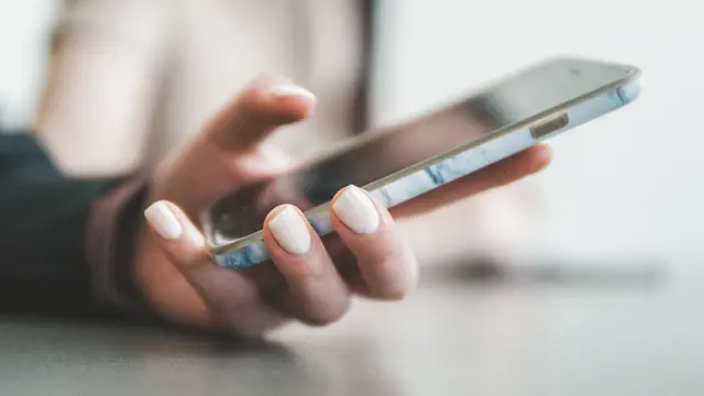 Apa itu kode telepon Kode +56. (Gambar: Jae Park/Unsplash)