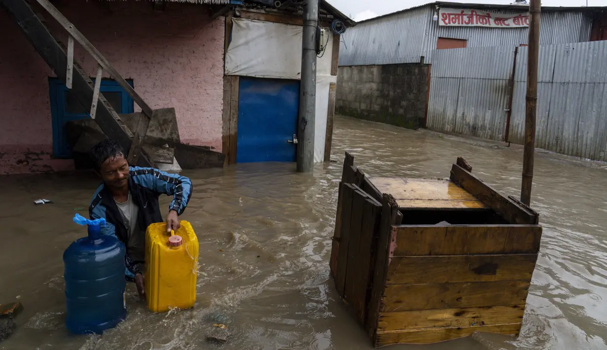 Curah hujan yang tinggi juga disebabkan oleh angin monsun dan sistem tekanan rendah yang berkembang di sekitar Bihar, India. (AP Photo/Niranjan Shrestha)