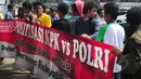 Komunitas Masyarakat Pecinta Kedamaian Indonesia Hakiki (KMP-KIH) menggelar aksi damai di depan gedung KPK, Jakarta, Jumat (27/3/2015). Aksi mereka untuk mendukung pencalonan Komjen Badrodin Haiti sebagai Kapolri.(Liputan6.com/Yoppy Renato)