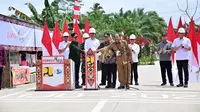 Jokowi meresmikan pelaksanaan Instruksi Presiden (Inpres) untuk pengembangan infrastruktur jalan di Provinsi Kalimantan Timur, Jumat (1/3/2024). (Foto: Muchlis Jr - Biro Pers Sekretariat Presiden)