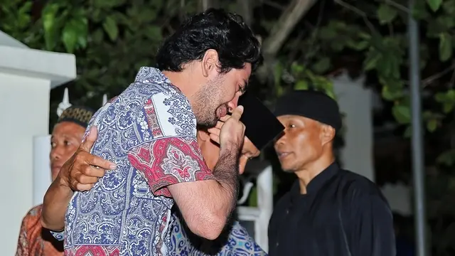 [Fimela] Reza Rahadian di rumah duka BJ Habibie