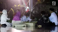 Ketum PDIP Megawati Soekarno Putri memanjatkan doa usai menaburkan bunga di pusara makam Presiden Pertama Soekarno di Blitar, Jawa Timur, Senin (6/6). Ini merupakan rangkaian dari acara hari lahir Pancasila dan Haul Bung Karno. (Liputan6.com/Johan Tallo)