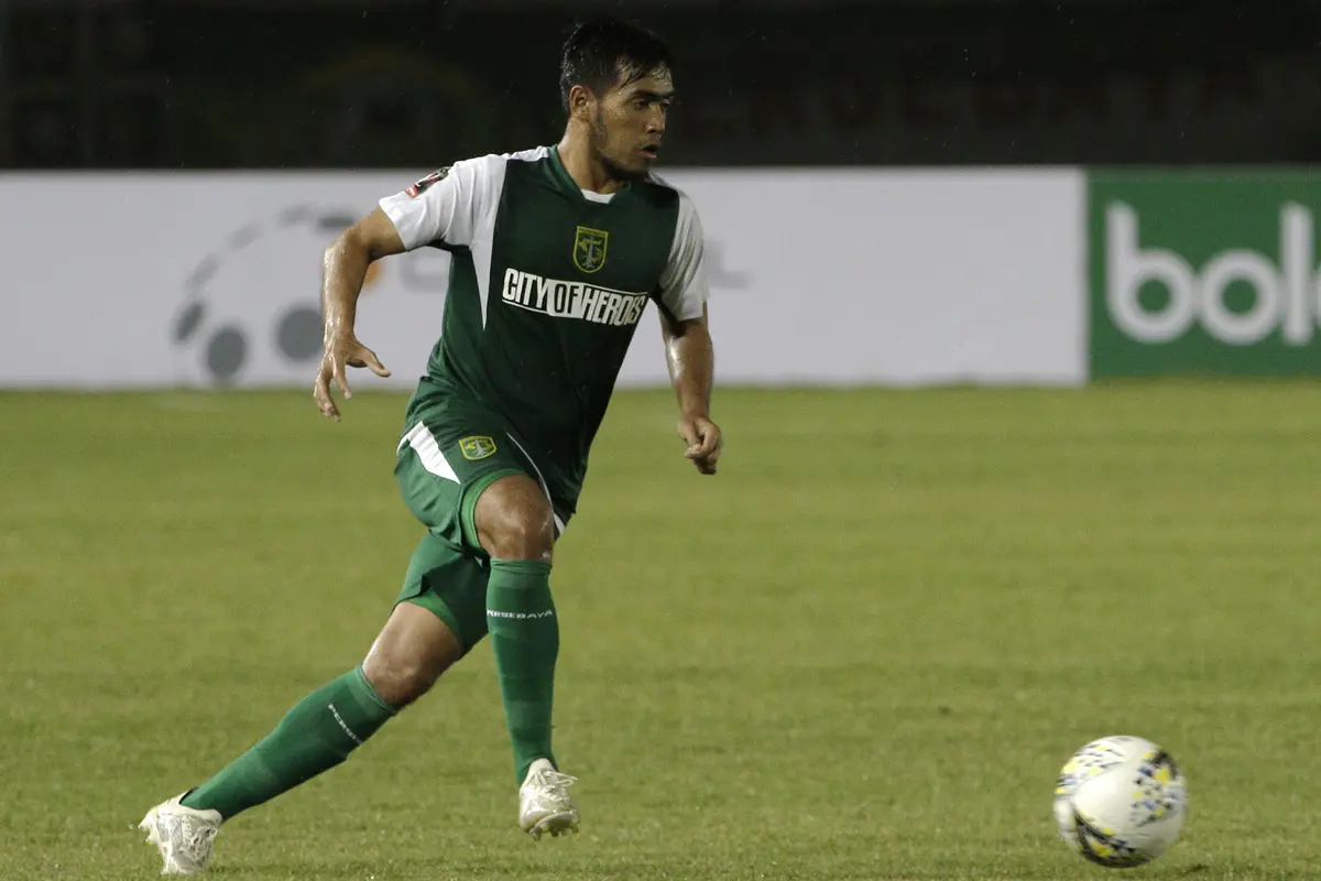 Bek Persebaya Surabaya, Novan Sasongko, menggiring bola saat melawan Perseru Serui pada laga Piala Presiden 2019. (Bola.com/Yoppy Renato)