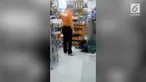Rekaman berisi salah seorang pria berkaus kerah jingga dengan tulisan "polisi" di punggungnya dan tengah menghardik memarahi ibu-ibu menyebar melalui jejaring sosial.