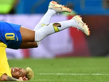 Pemain Brasil, Neymar terjatuh dalam laga penyisihan Grup E Piala Dunia 2018 antara Brasil dan Swiss di Rostov Arena, Rostov-On-Don, Rusia, Minggu (17/6). Pertandingan berakhir dengan skor 1-1. (Joe Klamar/AFP)