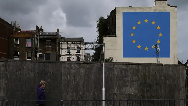 20170508-Runtuhnya Bintang Uni Eropa di Tangan Banksy-AFP