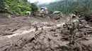 Jalan menuju Kishtwar rusak parah akibat hujan yang turun berhari-hari sehingga menyulitkan tim bantuan penyelamat mencapai lokasi. (Mir Imran/AFP)