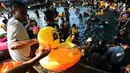 Warga menyewakan pelampung bebek untuk bermain air di wisata alam Mata Air Sodong di Desa Ligar Mukti, Klapanunggal, Kabupaten Bogor, Jawa Barat, Minggu (9/6). Destinasi wisata ini banyak dikunjungi warga Jabodetabek saat libur murah meriah lebaran. (merdeka.com/Imam Buhori)