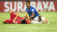 Pemain Timnas Indonesia U-17, Achmad Zidan (kiri) terjatuh usai perebutan bola dengan pemain Timnas Ekuador U-17, Ivis Davis pada laga pertama Grup A Piala Dunia U-17 di Stadion Gelora Bung Tomo, Surabaya, Jumat (10/11/2023) malam WIB. (Bola.com/Bagaskara Lazuardi)