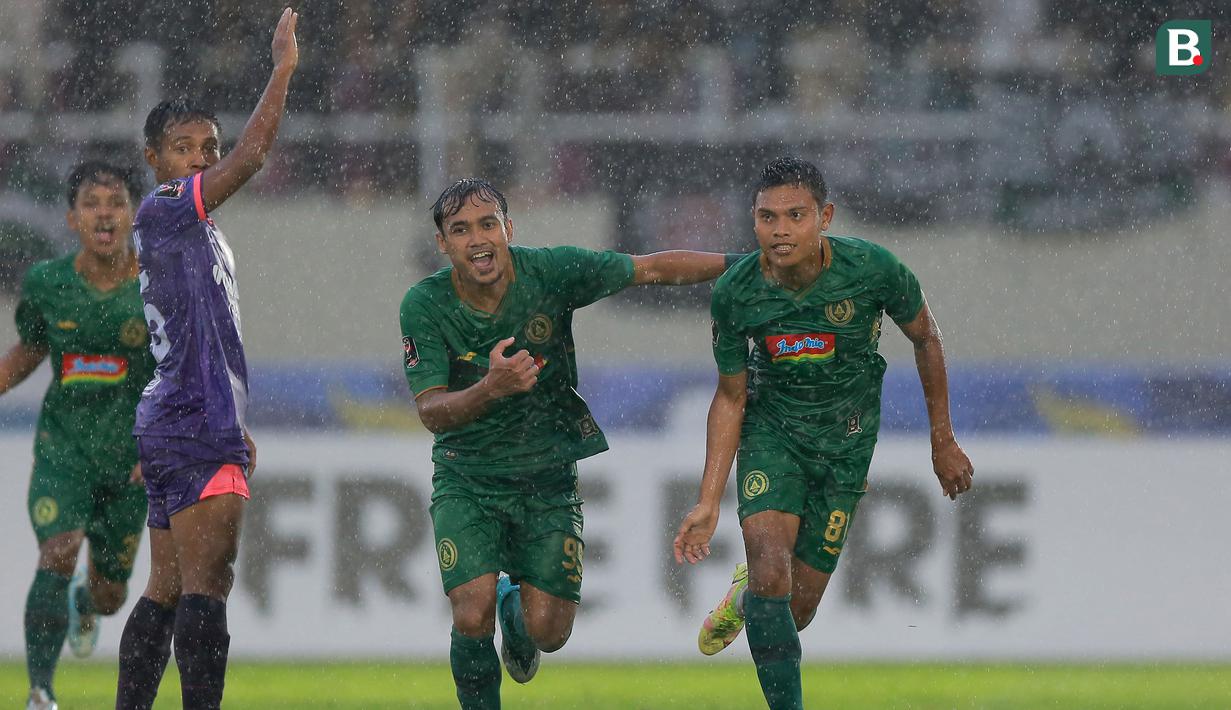 Fandi Eko Utomo(kanan)  menjadi pemecah kebuntuan di laga ini. Menit pertama injury time babak pertama, Fandi membobol gawang Persita lewat sepakan dari jarak dekat. (Bola.com/Arief Bagus)