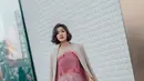 Febby Rastanty selalu mampu tampil menawan di setiap kali pamer OOTD. Termasuk di OOTD kali ini [@febbyrastanty]