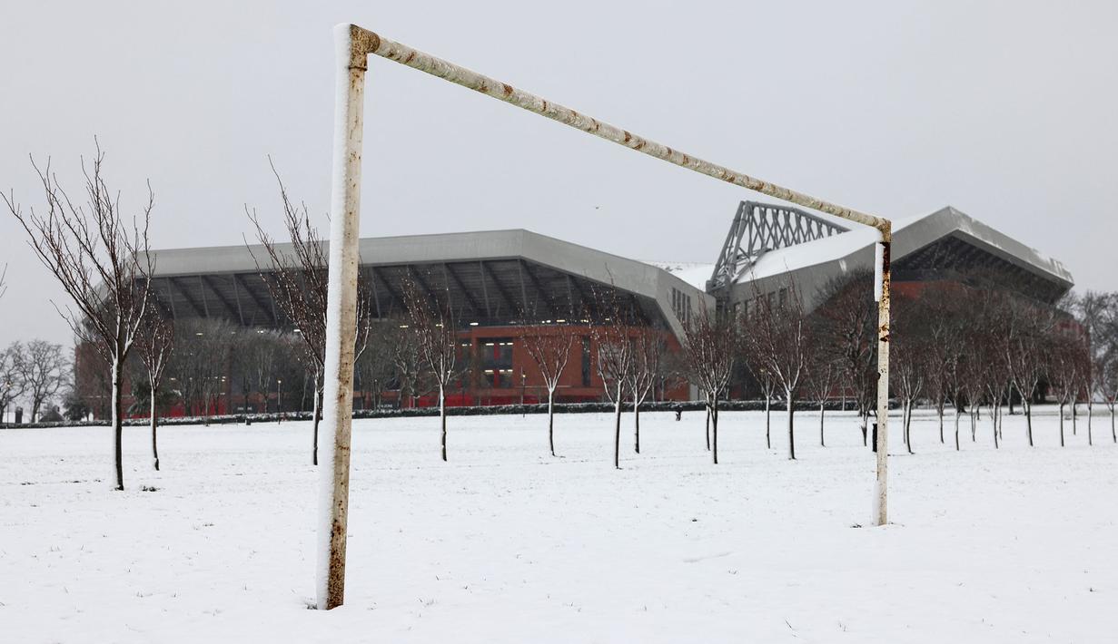 Lapangan latih yang tertutup salju menjelang laga lanjutan Liga Inggris 2024/2025 antara Liverpool melawan Manchester United di Stadion Anfiled, Liverpool, Inggris, Minggu (05/01/2025). (AFP/Darren Staples)