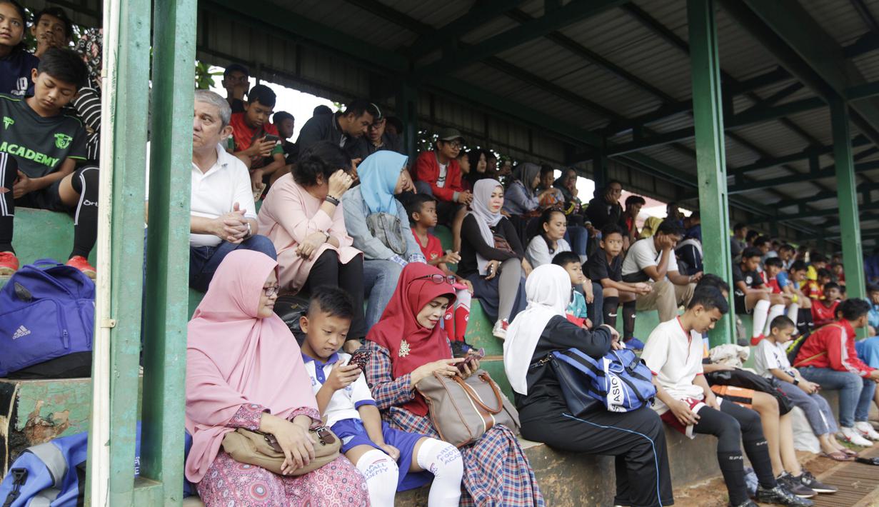 Orangtua mendampingi anaknya mengikuti tes fisik program Allianz Explorer Camp 2019 di Lapangan PSPT Tebet, Jakarta, Sabtu (22/6). Nantinya akan ada pemenang yang diberangkatkan ke Singapura dan Munchen. (Bola.com/Vitalis Yogi Trisna)