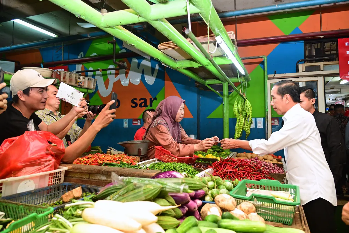 Presiden Jokowi mengatakan pemerintah tengah berupaya menurunkan harga beras
