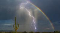 Foto pelangi disertai petir. (Huffington Post)