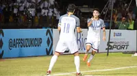 Striker Timnas Filipina, Patrick Reichelt, merayakan gol ke gawang Vietnam bersama Philip Younghusband di Stadion Panaad, Bacolod City, pada leg pertama semifinal Piala AFF 2018 (2/12/2018). (Bola.com/Dok. AFF Suzuki Cup)