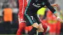 Pemain Bayern Munchen, Jerome Boating berebut bola dengan megabintang Real Madrid, Cristiano Ronaldo pada leg pertama semifinal Liga Champions di Allianz Arena, Rabu (25/4). Real Madrid berhasil menumbangkan Bayern Munchen 2-1. (AP/Kerstin Joensson)