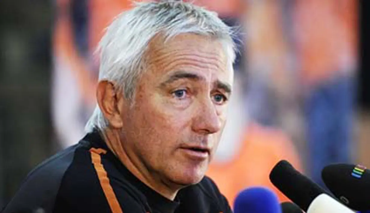 Pelatih Belanda Bert Van Marwijk dalam konferensi pers di Witts University, Johannesburg, 3 Juli 2010, sehari setelah Oranje mengalahkan Brasil 2-1 di perempat final PD 2010. AFP PHOTO / GIANLUIGI GUERCIA
