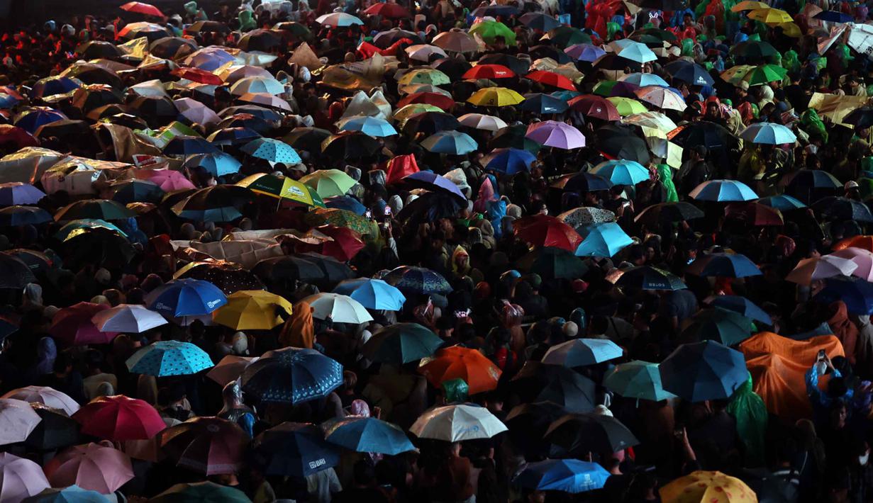 Suasana kepadatan warga yang akan menikmati malam pergantian tahun di kawasan Bundaran Hotel Indonesia, Jakarta, Rabu (31/12/2025). Kawasan Bundaran Hotel Indonesia, Jakarta, menjadi salah satu titik utama perayaan malam pergantian tahun di Jakarta. (Kapanlagi.com/Budy Santoso)