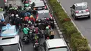Pengendara sepeda motor melintas di Jalan HR Rasuna Said, Kuningan, Jakarta, Kamis (22/6). Pemprov DKI berencana akan menambah ruas jalan yang tidak boleh dilalui oleh sepeda motor di tiga ruas jalan protokol ibu kota. (Liputan6.com/Immanuel Antonius)