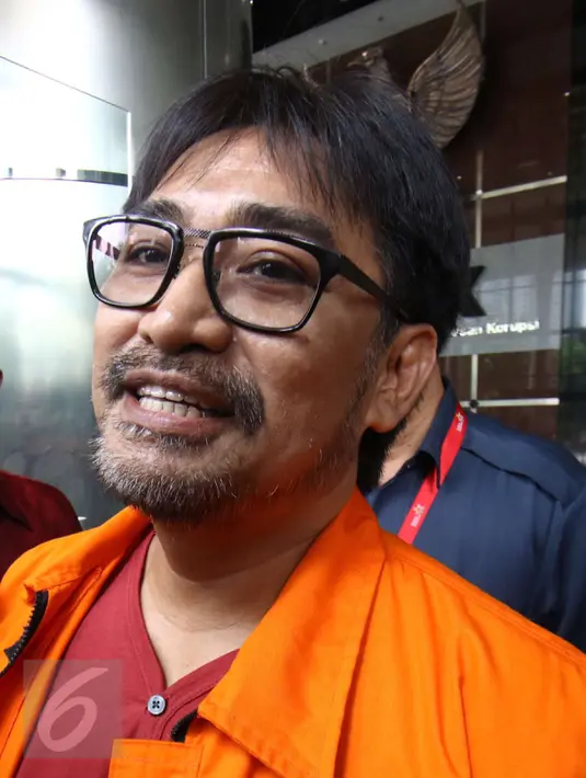 Tersangka Andi Zulkarnain Mallarangeng alias Choel Mallarangeng meninggalkan Gedung baru KPK, Jakarta, Jumat (24/2). Kedatangan Choel hanya untuk menandatangani perpanjangan masa tahanan selama 40 hari kedepan. (Liputan6.com/Helmi Afandi)