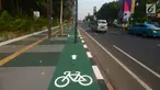 Penampakan jalur sepeda di kawasan Gelora Bung Karno (GBK), Jalan Asia Afrika, Jakarta, Selasa (31/7). Jalur sepeda yang berbarengan dengan trotor jalan ini terhalang sejumlah tiang. (Merdeka.com/Imam Buhori)