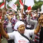 Pendukung Cagub DKI Basuki T Purnama meneriakkan yel di luar ruang sidang kasus penistaan agama, Jakarta, Selasa (10/1). Dengan mengenakan atribut kotak-kotak, massa membawa bendera Indonesia serta melakukan orasi damai. (Liputan6.com/Immanuel Antonius)