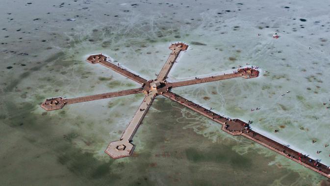Foto dari udara yang diabadikan pada 23 September 2020 ini memperlihatkan pemandangan di Danau Garam Caka di Wilayah Wulan, Provinsi Qinghai, China barat laut. Danau garam hasil kristalisasi alami di ketinggian 3.100 meter itu dikenal dengan sebutan 