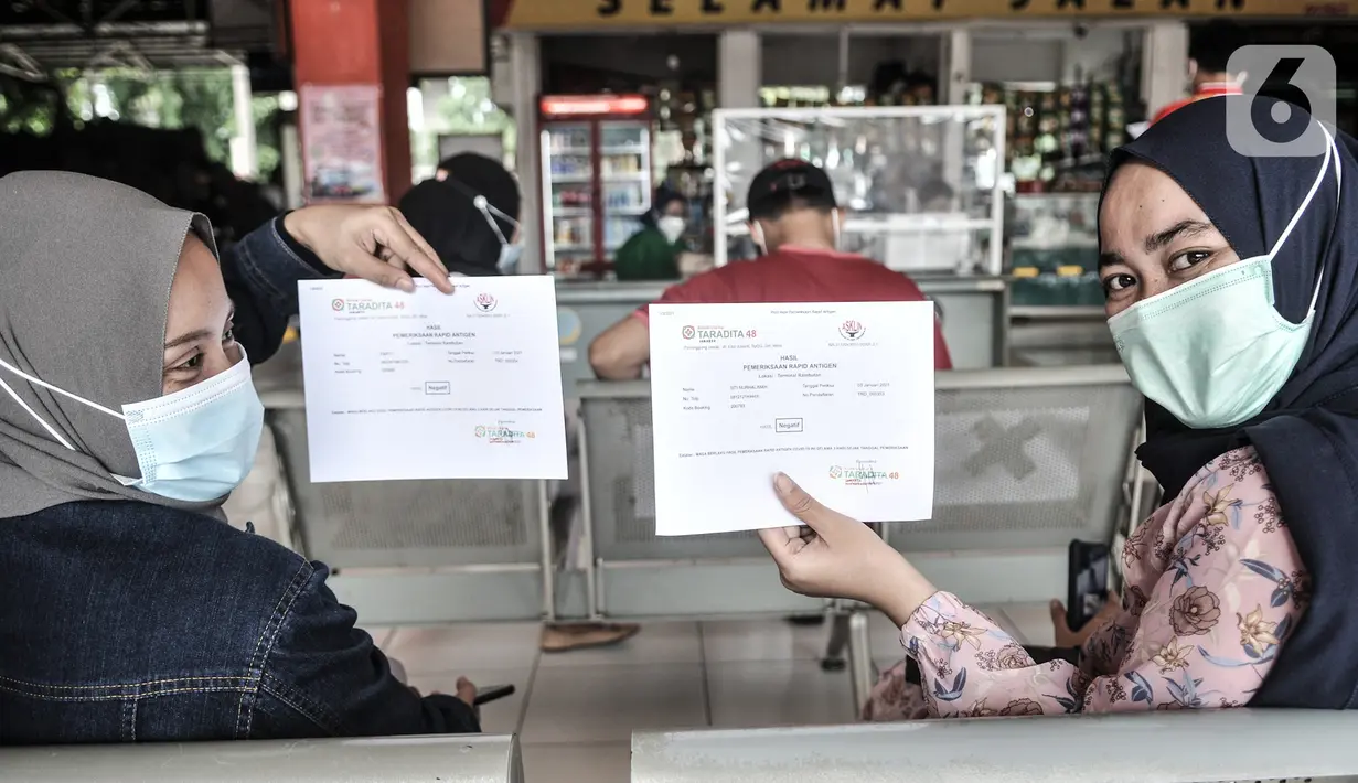 Penumpang menunjukkan hasil rapid antigen saat tiba di Terminal Kampung Rambutan, Jakarta, Minggu (3/1/2021). Pengelola Terminal Kampung Rambutan menyediakan tes antigen bagi penumpang yang baru tiba jika tidak memiliki surat kesehatan dengan harga Rp150 ribu per orang. (merdeka.com/Iqbal S. Nugroho