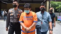 WS (45), Kepala Desa Klantingsari Sidoarjo, ditangkap polisi karena pungli. (Dian Kurniawan/Liputan6.com)