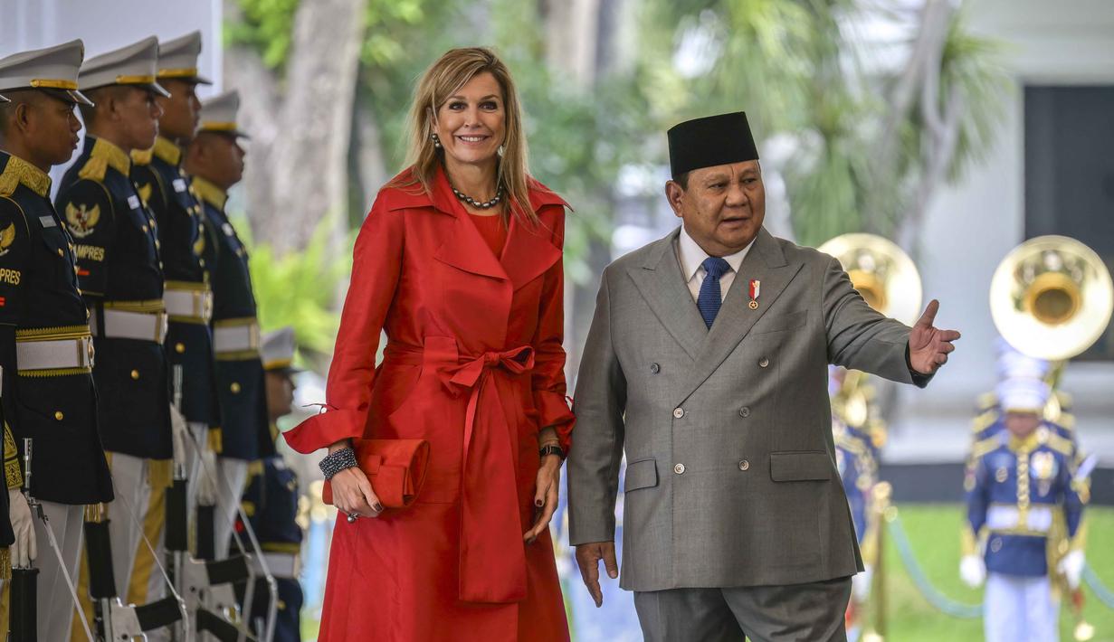 Ratu Maxima dijadwalkan mengikuti sejumlah pertemuan dan kegiatan strategis terkait keuangan inklusif dan kesehatan keuangan masyarakat. Tampak dalam foto, Presiden Republik Indonesia Prabowo Subianto (kanan) bersama Ratu Maxima dari Belanda (tengah), dalam kapasitasnya sebagai Advokat Khusus Sekretaris Jenderal PBB untuk Kesehatan Keuangan (UNSGSA), sesaat sebelum memasuki Istana Merdeka di Jakarta pada Kamis 27 November 2025. (BAY ISMOYO/AFP)
