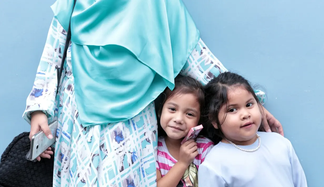 Pasangan Puput Melati dan Guntur Bumi, memberikan dasar pondasi agama pada anaknya. Puput juga membebaskan anaknya kelak memilih profesi yang dipilih, yang penting menjadi anak solehah. (Adrian Putra/Bintang.com)