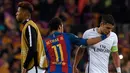 Penyerang Barcelona, Neymar memberi semangat ke bek PSG, Thiago Silva usai pertandingan leg ke dua babak 16 besar Liga Champions di stadion Camp Nou, Spanyol (9/3). Barcelona menang 6-1 (agregat 6-5). (AFP PHOTO / Lluis GENE)