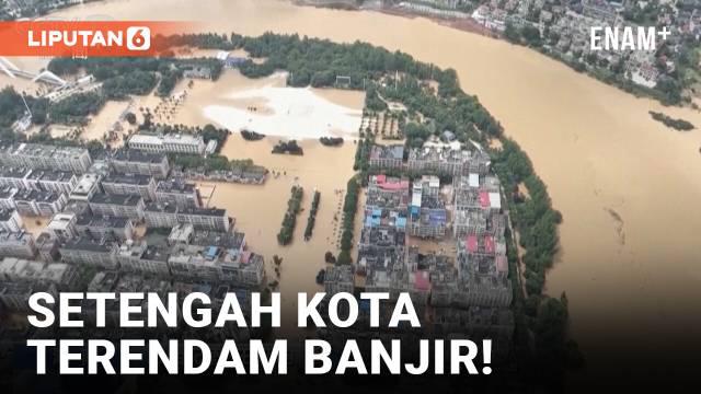 Di Pingjiang, Hunan, hampir setengah wilayah perkotaan terendam, mempengaruhi 340.000 orang dan merusak lebih dari 2.600 jalan dan jembatan.