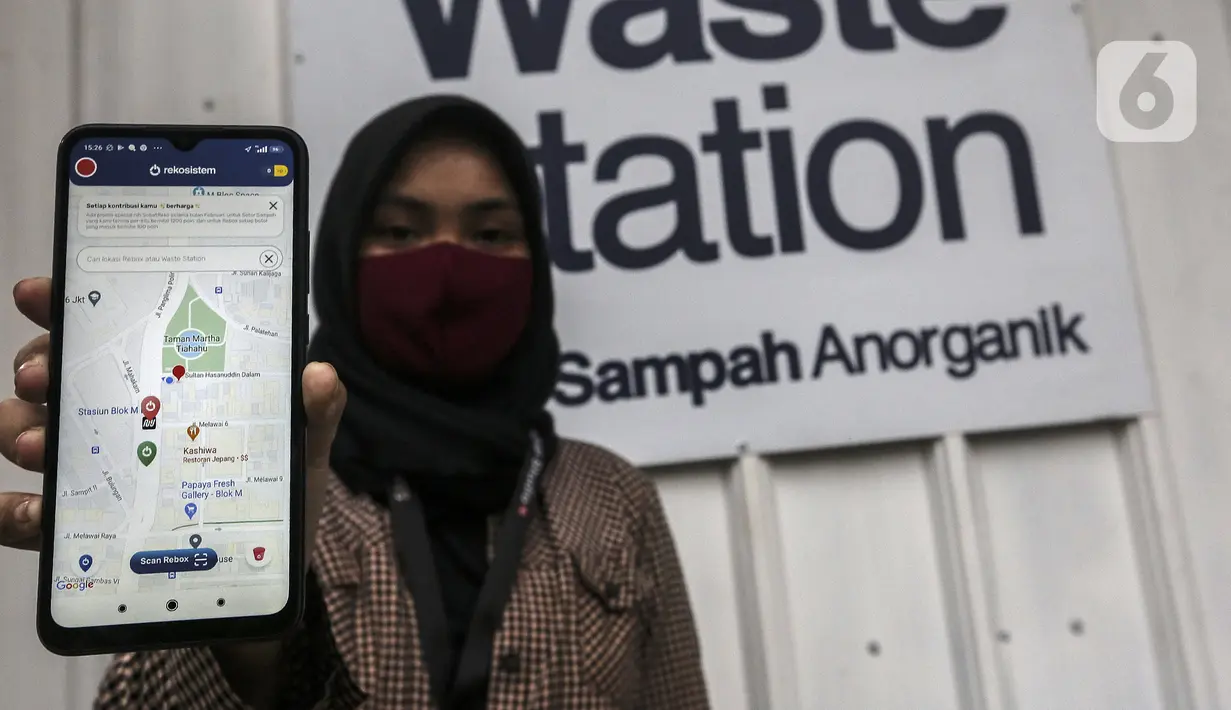 Pekerja menunjukkan aplikasi rekosistem di drop point yang berada di Stasiun MRT Blok M, Jakarta, Jumat (5/3/2021). Warga yang menyetorkan sampah akan mendapatkan poin dalam aplikasi rekosistem. (Liputan6.com/Johan Tallo)