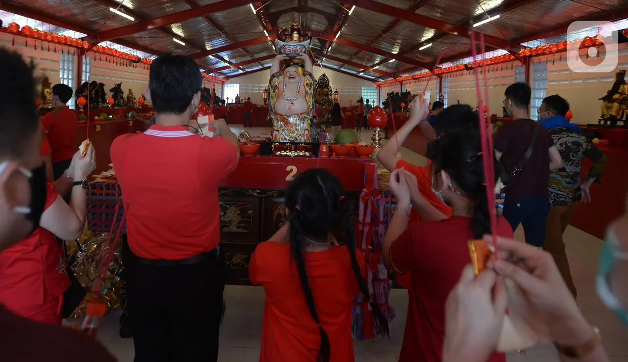 Warga keturunan Tionghoa melakukan sembahyang saat perayaan Tahun Baru Imlek 2572 di Vihara Dharma Bhakti, Glodok, Jakarta, Jumat (12/2/2021). Perayaan Imlek tahun ini, pengurus vihara melakukan pembatasan pengunjung dan tetap mengikuti protokol kesehatan COVID-19. (merdeka.com/Imam Buhori)