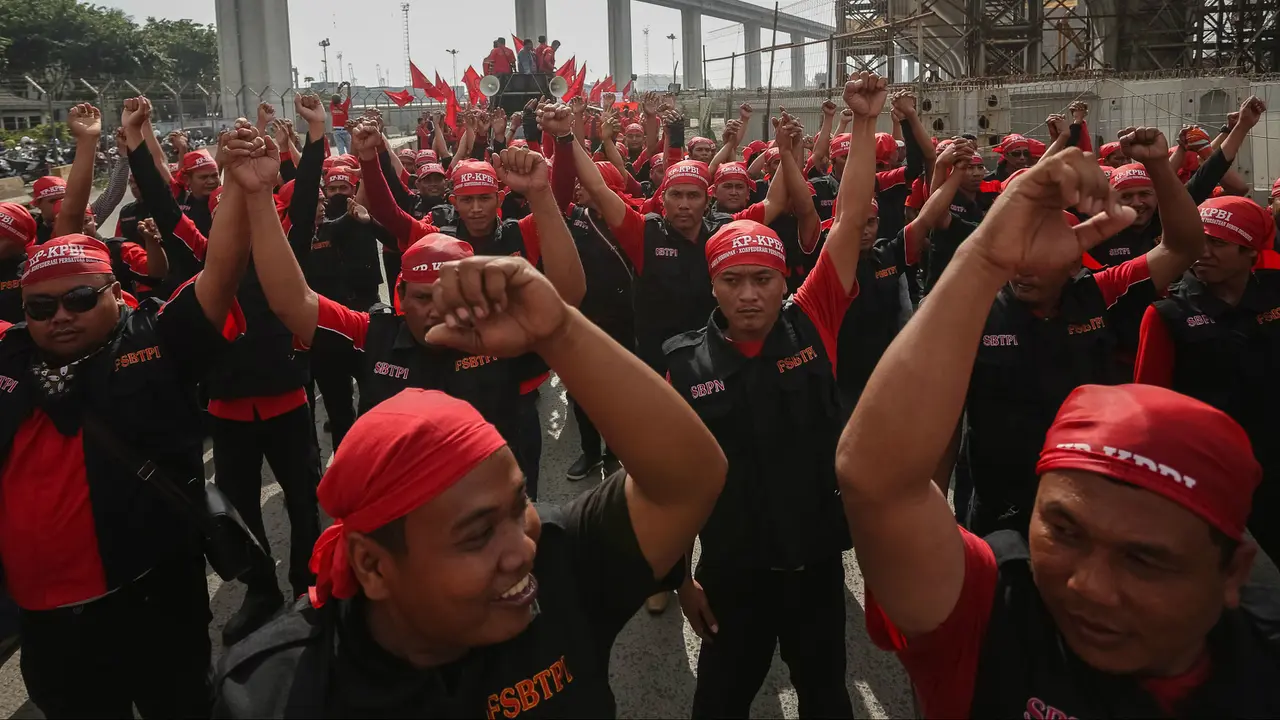 Ratusan Buruh Terus Berdatangan ke Bundaran HI