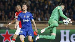 Penyelamatan kiper AS Monaco, Daniel Subasic (REUTERS/Jean-Paul Pelissier)