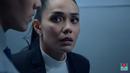 Adinia Wirasti yang berperan sebagai Mira terjebak dalam lift bersama Mika yang dimainkan oleh Ganindra Bimo yang juga penggagum rahasianya. (Foto: YouTube)