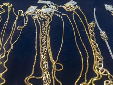 Kalung-kalung emas dipajang di etalase sebuah toko di Jakarta pada Jumat 29 Mei 2026. (BAY ISMOYO/AFP)