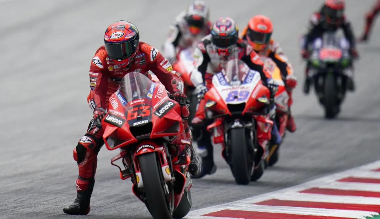 Persaingan sengit terjadi sejak awal balapan. Pecco Bagnaia berhasil menyalip Jorge Martin di lap pertama tikungan 4 dan membuat jarak antarpembalap tak berbeda jauh. (Foto: AP/Steve Wobser)