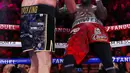Tyson Fury (kiri) memukul Deontay Wilder pada pertandingan tinju kelas berat WBC di T-Mobile Arena, Las Vegas, Nevada, Amerika Serikat, 9 Oktober 2021. Tyson Fury mempertahankan sabuk juara dunia tinju kelas berat WBC usai mengalahkan Deontay Wilder pada ronde 11. (AP Photo/Chase Stevens)