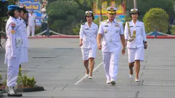 KSAL Laksamana TNI Ade Supandi (tengah) bersiap menuju podium untuk menjadi Inspektur Upacara Peringatan HUT ke-53 Kowal di Markas Kolinlamil, Jakarta, Selasa (5/1). (Liputan6.com/Faizal Fanani)