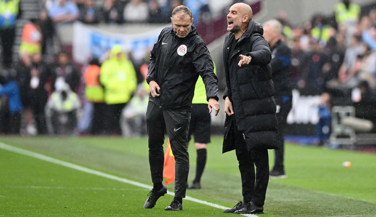 Bermain di hadapan suporter sendiri membuat West Ham United tampil meyakinkan sejak menit awal. Mereka terus menggempur pertahanan Manchester City dengan permainan menyerang. (AFP/Justin Tallis)