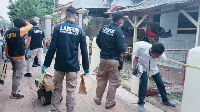 Puslabfor Mabes Polri mengecek kediaman satu keluarga yang diduga keracunan di Ciketing Udik, Bantargebang, Kota Bekasi.